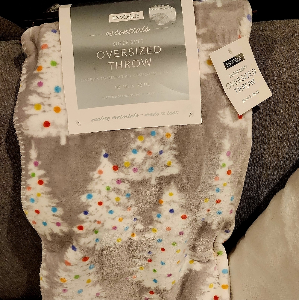 NWT ENVoGue GRaY/SiLVeR WHiTe CHRiSTMaS TRee oVeRSiZeD FauX FuR THRoW 50 x 70